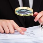 Яким чином контролюючий орган повідомляє платника податків про відмову у наданні/зменшенні суми податкової знижки, визначеної платником у податковій декларації?