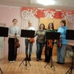 Учні й викладачі Балаклійської музичної школи отримали чотири скрипки, електрогітару та дванадцять професійних пюпітрів для нот. 