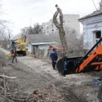 У Балаклії тривають роботи з обрізки аварійних дерев
