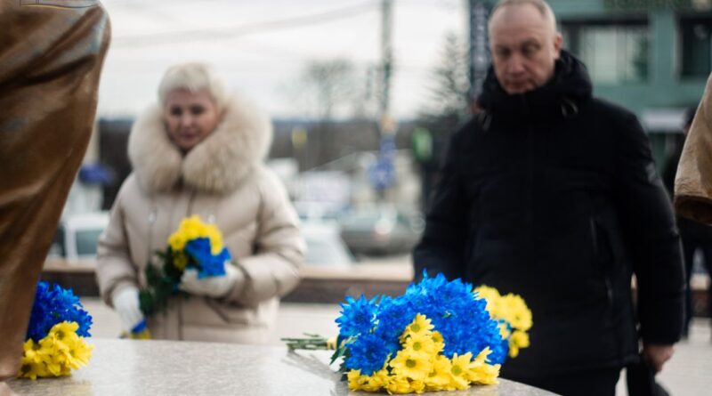 Пам’ятаємо Героїв: покладання квітів до пам’ятника Шевченку в Балаклії