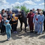Проєкт, що дарує радість: діти Балаклійської громади відвідали стайню «Рай»
