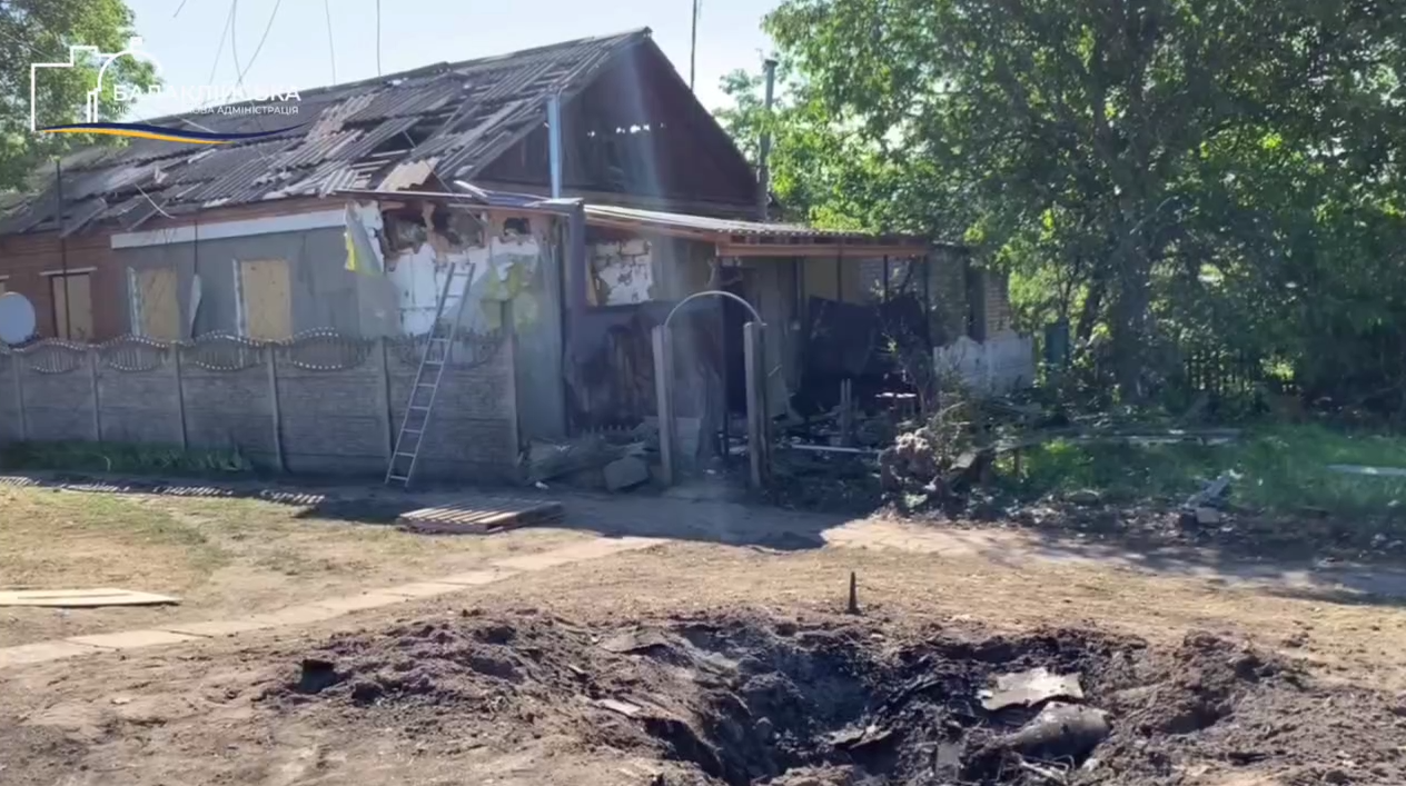 У результаті нічної ворожої атаки 01.06.2025 року на Балаклійську територіальну громаду зафіксовано приліт на узбіччі однієї з центральних доріг