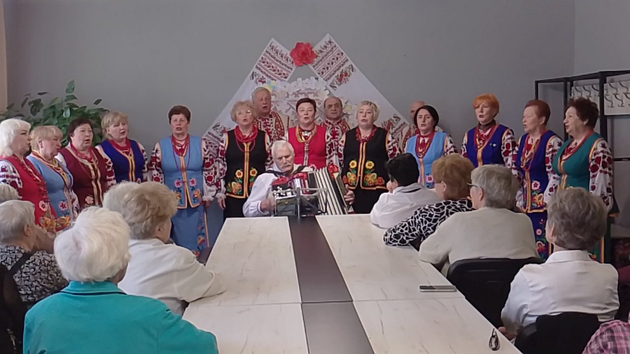 У Територіальному центрі соціального обслуговування (надання соціальних послуг) Балаклійської міської ради відзначили День Конституції України