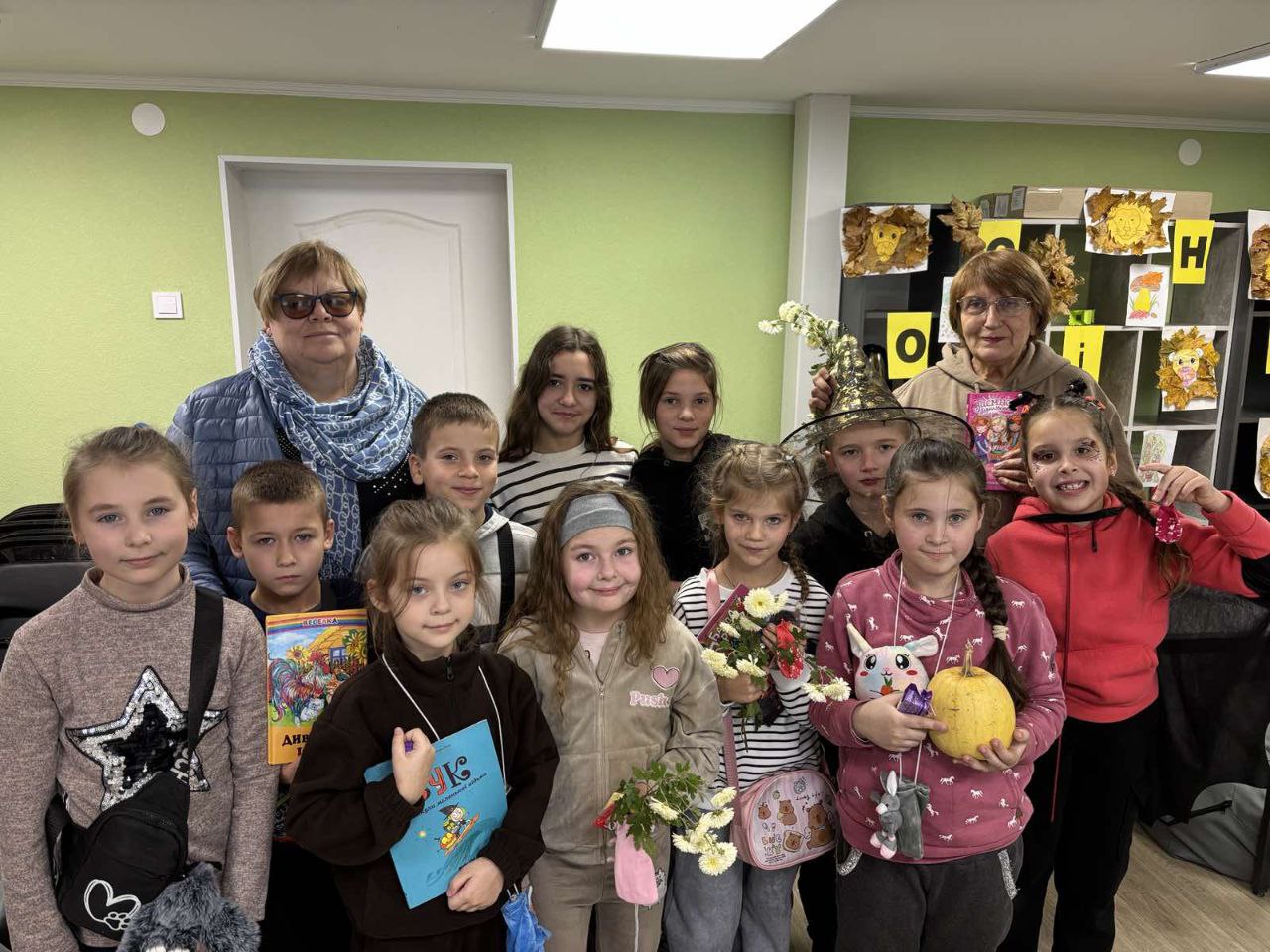 А гарбуз — не гаяв часу — набирав об’єм і масу,Перевальцем по городу йде шукати свого роду… — В. Литовченко