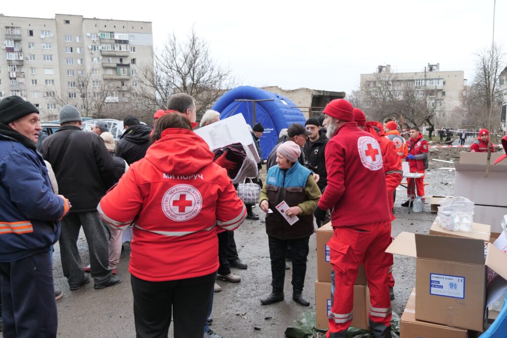 Продовжуємо спільно долати наслідки жахливого ракетного обстрілу по нашому місту.