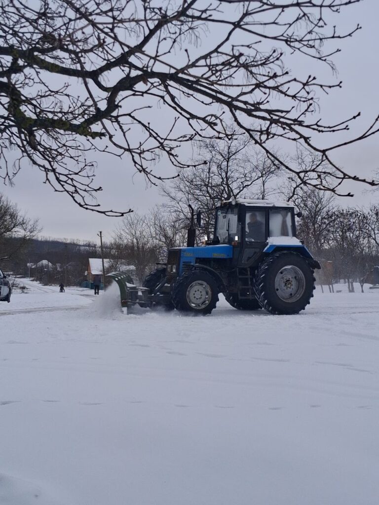 В Балаклійській громаді продовжуються роботи з розчищення та підсипання доріг