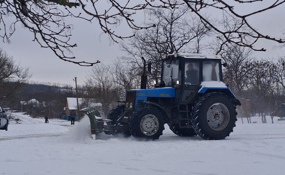 В Балаклійській громаді продовжуються роботи з розчищення та підсипання доріг